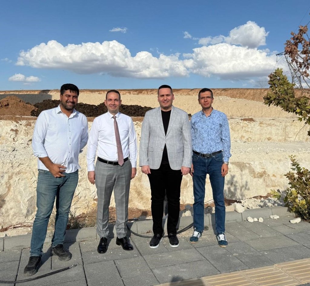 Kaymakamımız ve Nizip OSB Yönetim Kurulu Başkanı Osman UĞURLU, organize sanayi bölgemizin genel faaliyetlerini, devam eden saha çalışmalarını ve Nizip-Karkamış kara yolunun son durumunu yerinde inceledi.